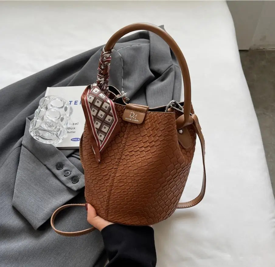 Sac Seau Esme : Cuir Végan Tressé Chic